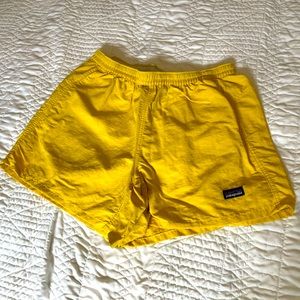 Patagonia Baggies shorts Womens medium Fun Yellow